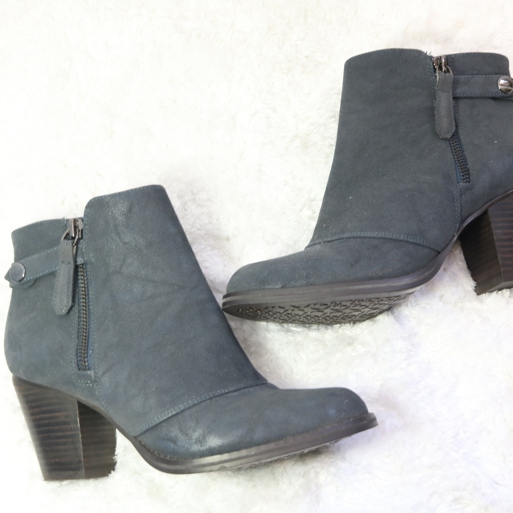 NWOT Gianni Bini dark blue upper leather size 6